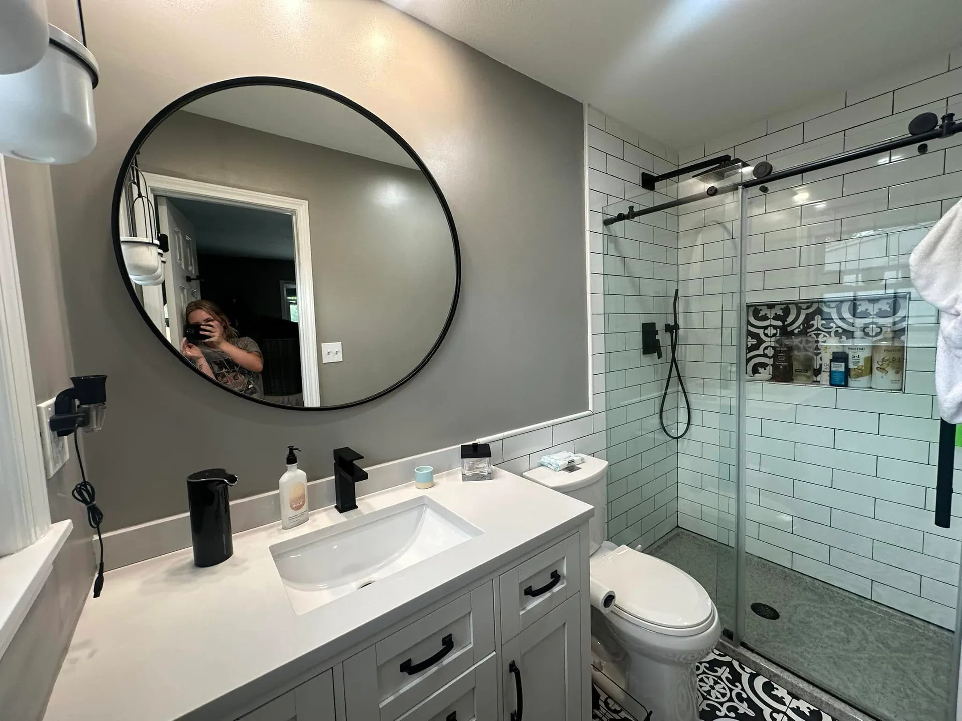Modern bath detail by Tidy KC